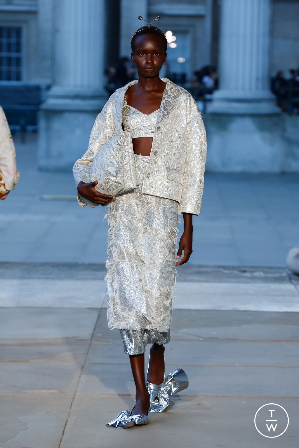 Fashion Week London Spring/Summer 2024 look 6 from the Erdem collection 女装