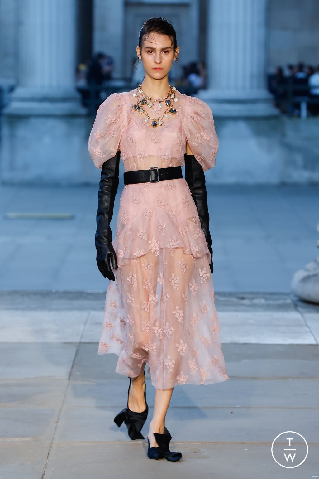 Fashion Week London Spring/Summer 2024 look 10 from the Erdem collection 女装