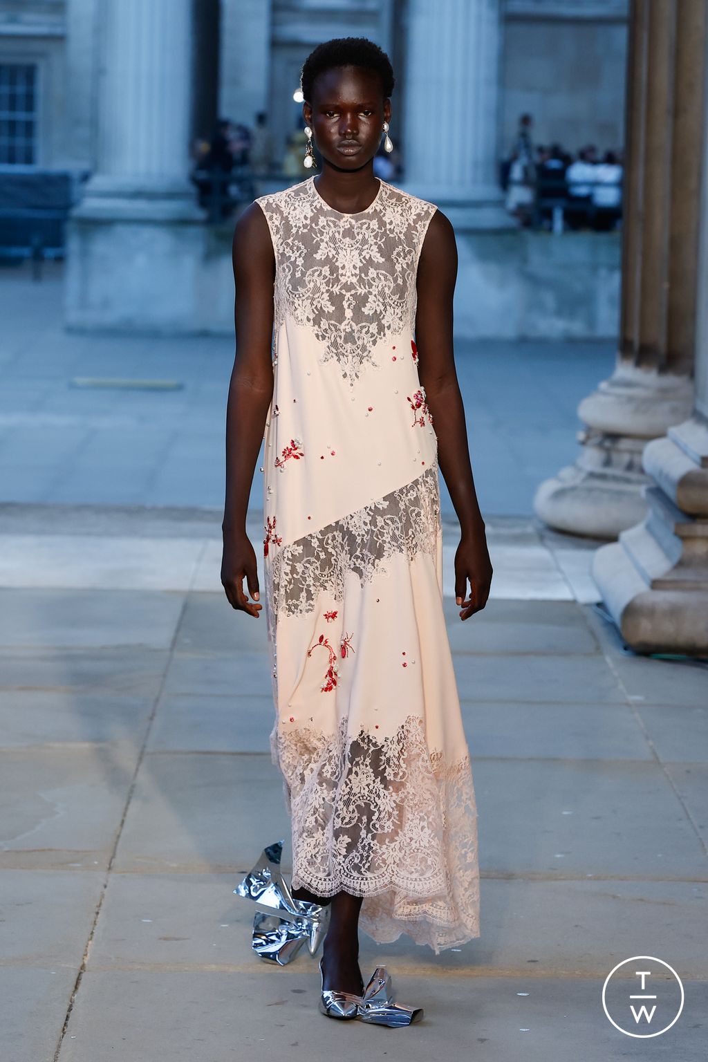 Fashion Week London Spring/Summer 2024 look 12 from the Erdem collection womenswear