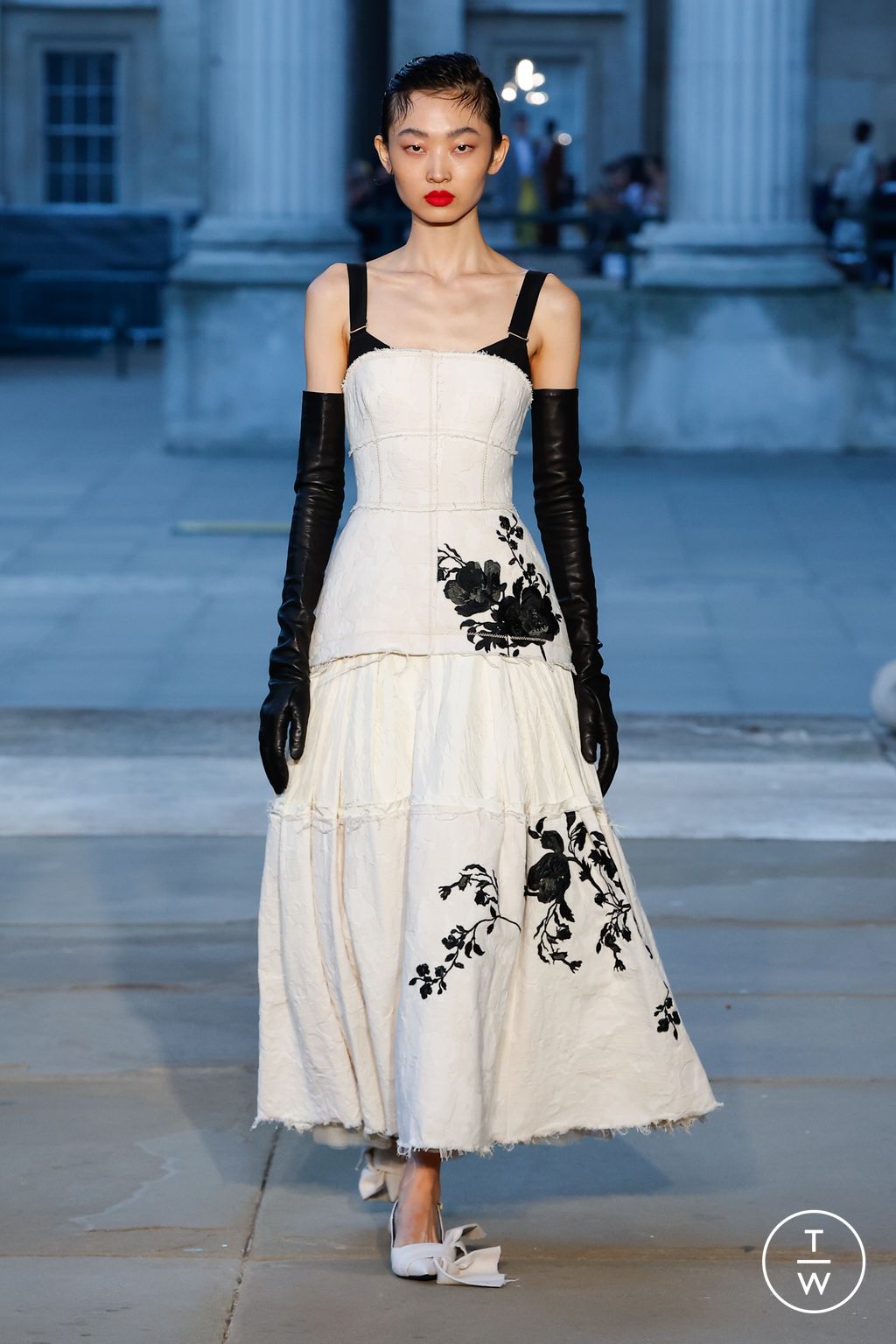 Fashion Week London Spring/Summer 2024 look 15 from the Erdem collection womenswear