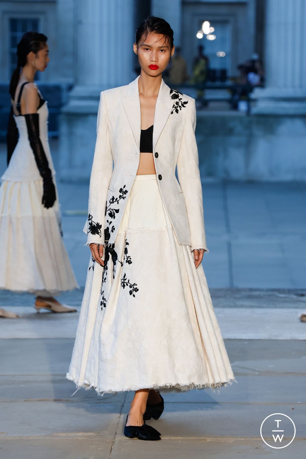 Fashion Week London Spring/Summer 2024 look 17 from the Erdem collection 女装