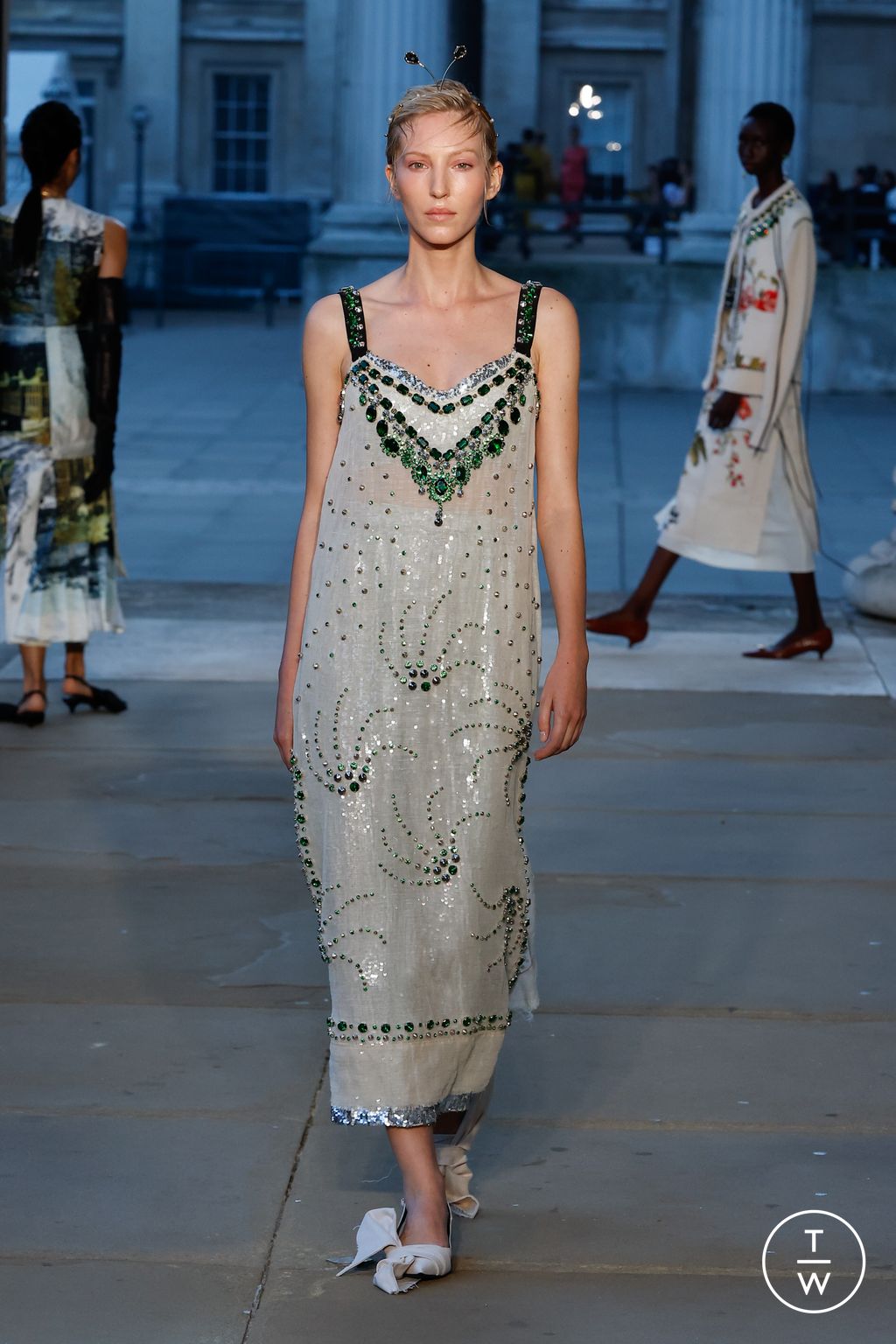 Fashion Week London Spring/Summer 2024 look 18 from the Erdem collection 女装
