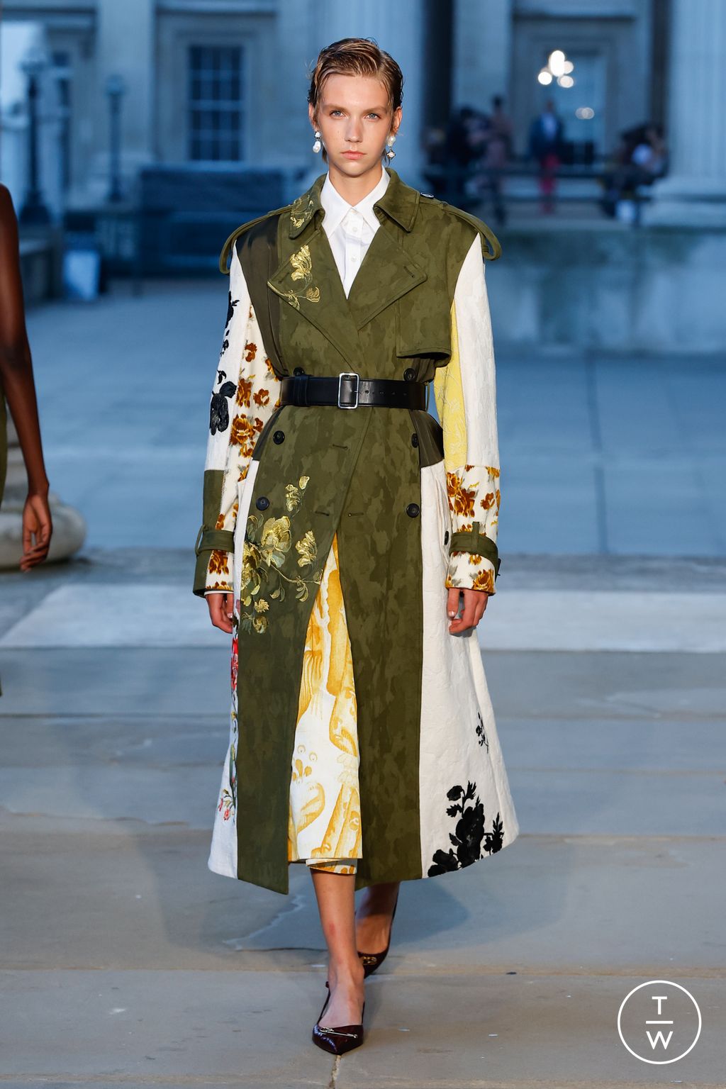 Fashion Week London Spring/Summer 2024 look 21 from the Erdem collection womenswear