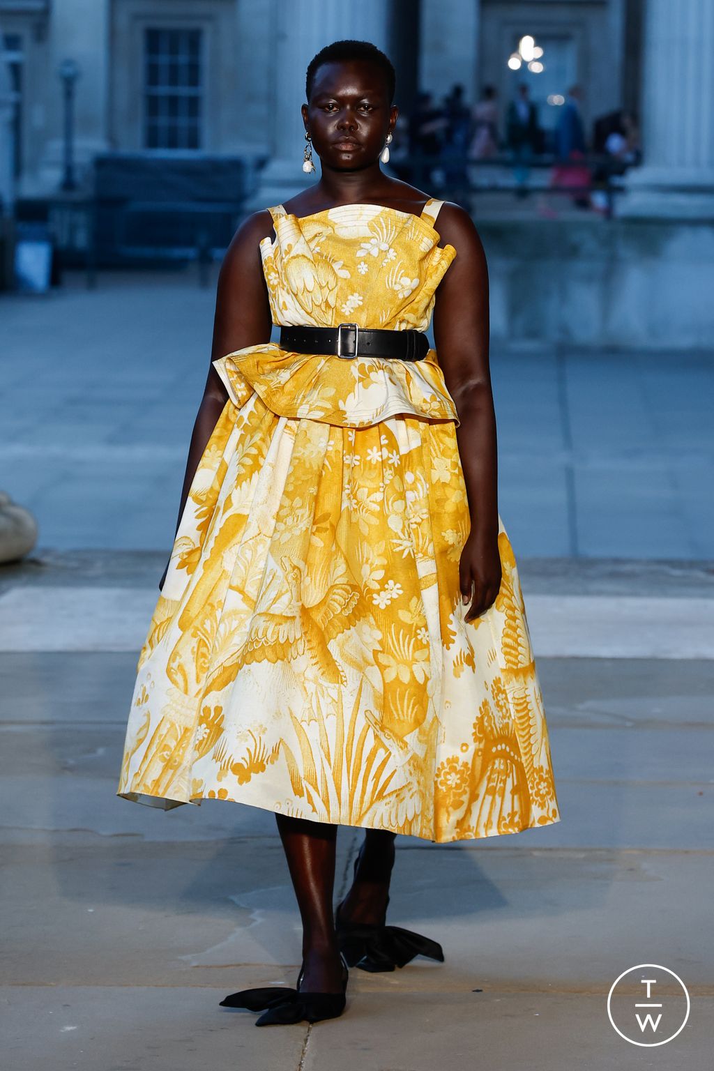 Fashion Week London Spring/Summer 2024 look 22 from the Erdem collection 女装