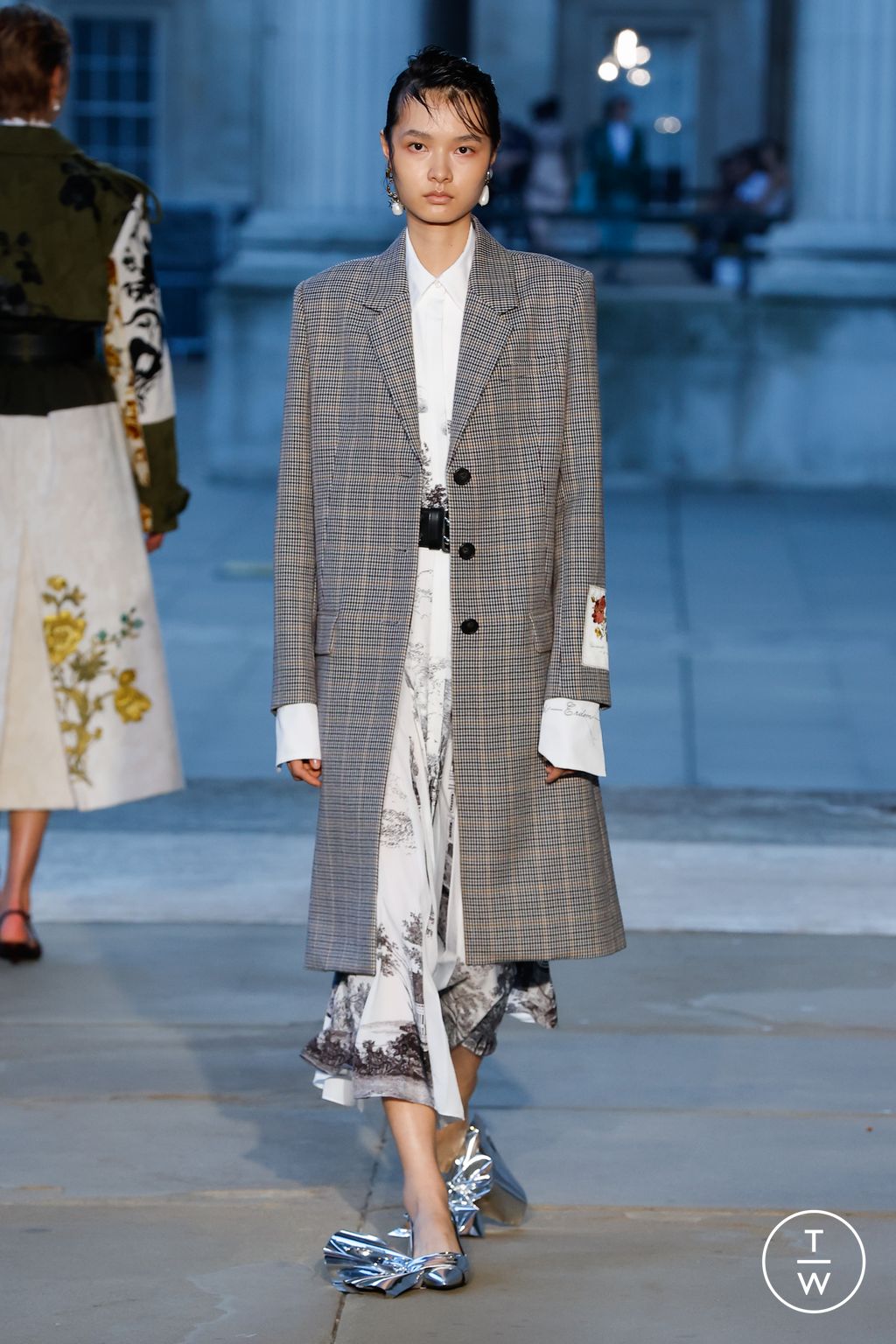 Fashion Week London Spring/Summer 2024 look 23 from the Erdem collection womenswear