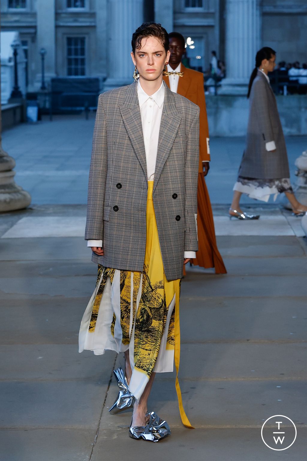 Fashion Week London Spring/Summer 2024 look 25 from the Erdem collection 女装