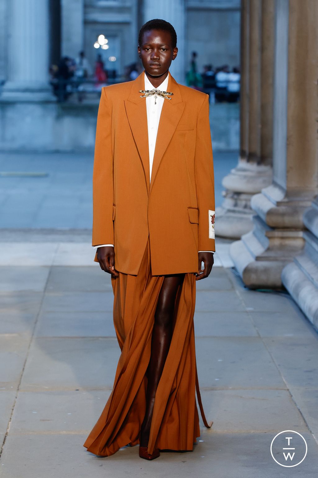Fashion Week London Spring/Summer 2024 look 26 from the Erdem collection 女装
