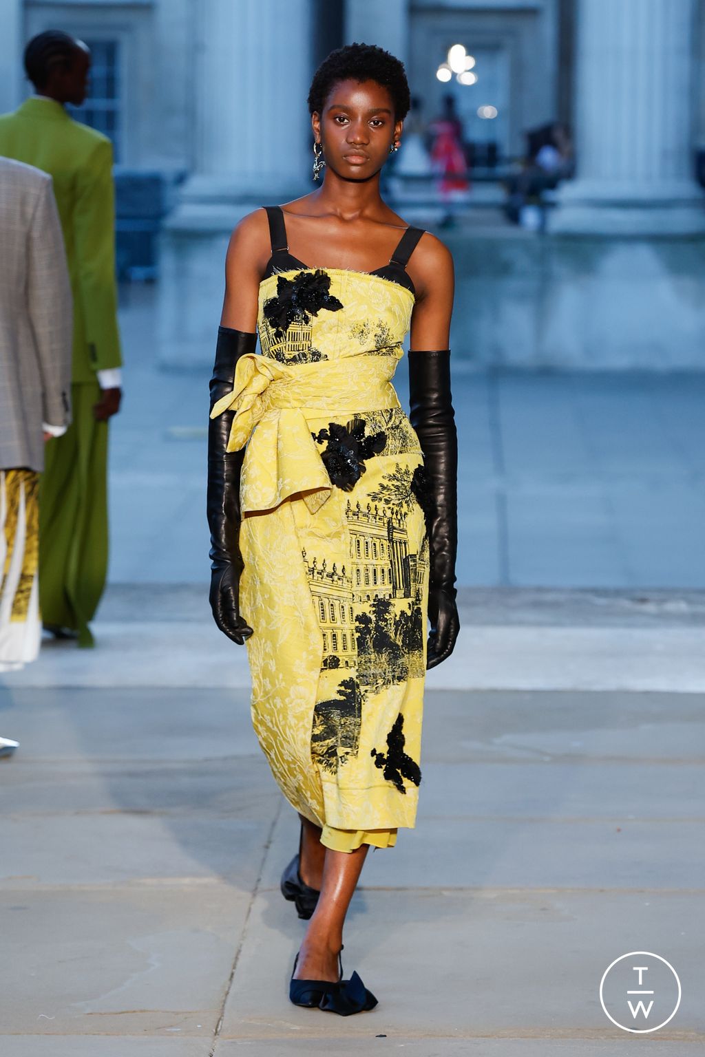 Fashion Week London Spring/Summer 2024 look 27 from the Erdem collection 女装