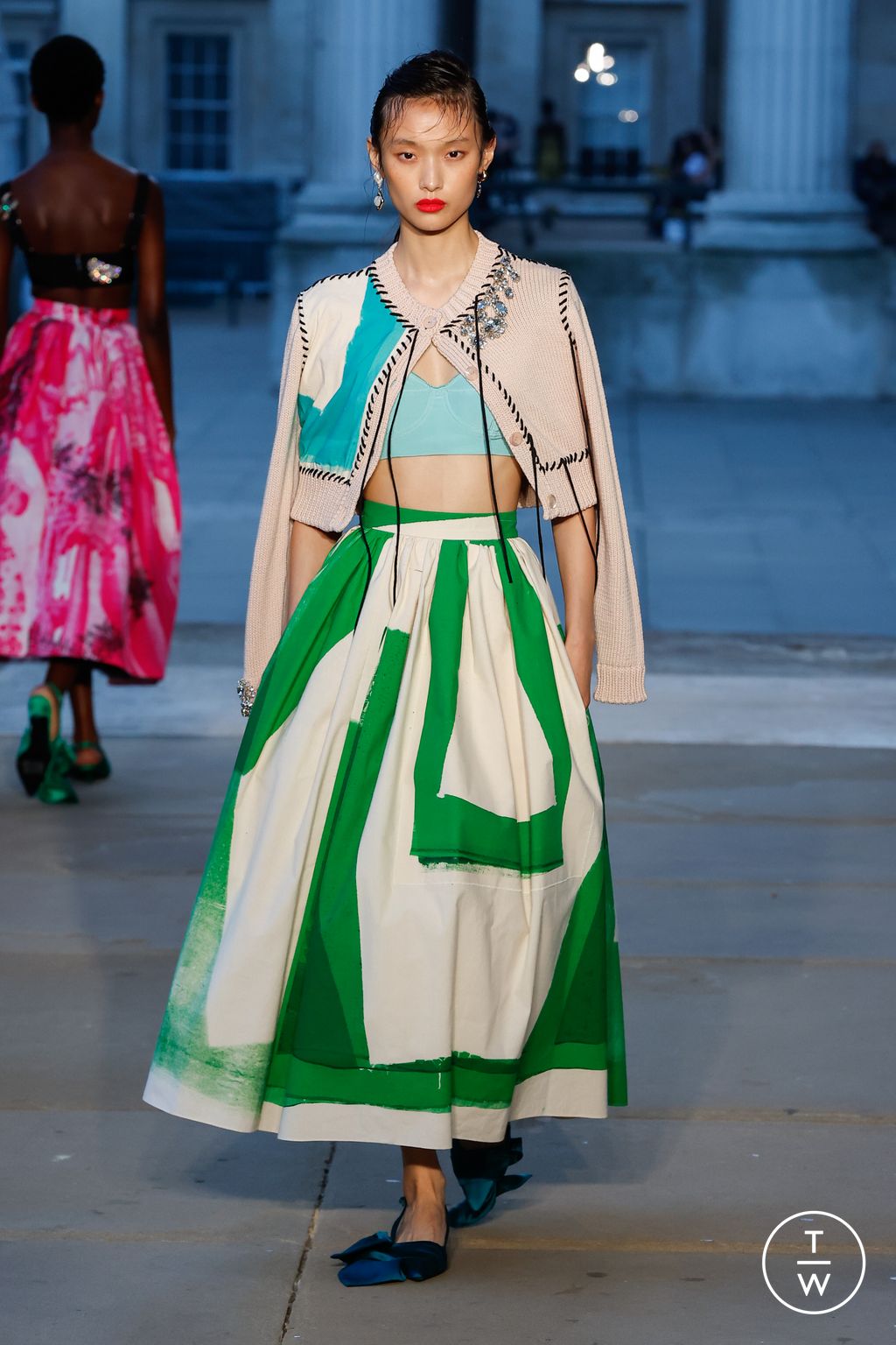 Fashion Week London Spring/Summer 2024 look 38 from the Erdem collection womenswear