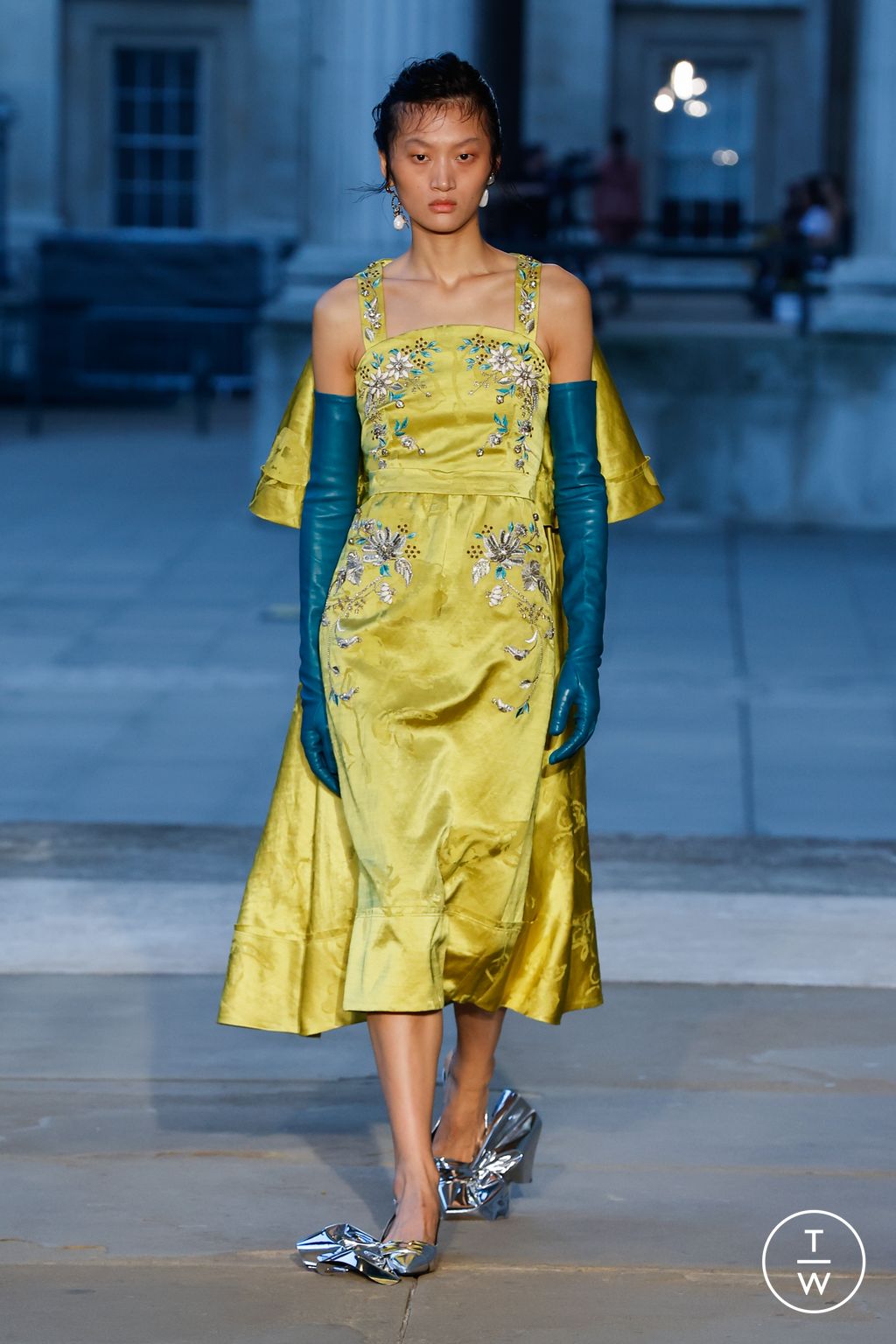 Fashion Week London Spring/Summer 2024 look 40 from the Erdem collection womenswear
