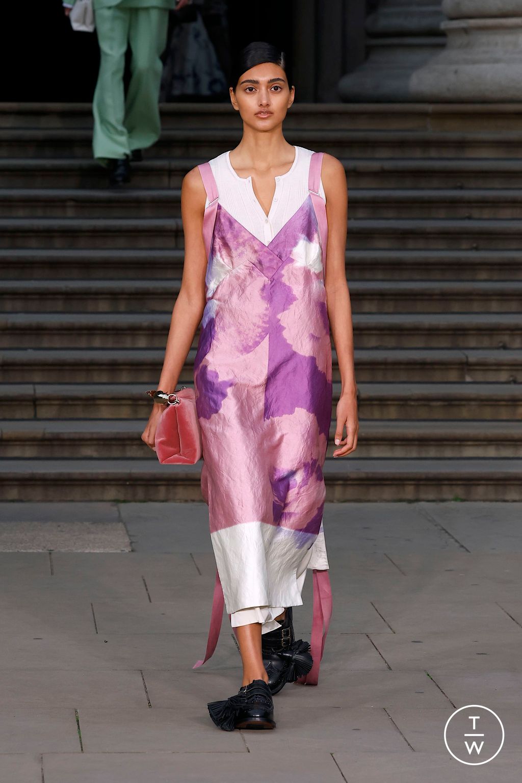 Fashion Week London Spring-Summer 2025 look 14 de la collection Erdem womenswear