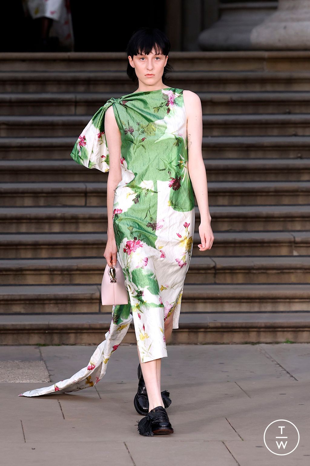 Fashion Week London Spring/Summer 2025 look 17 de la collection Erdem womenswear