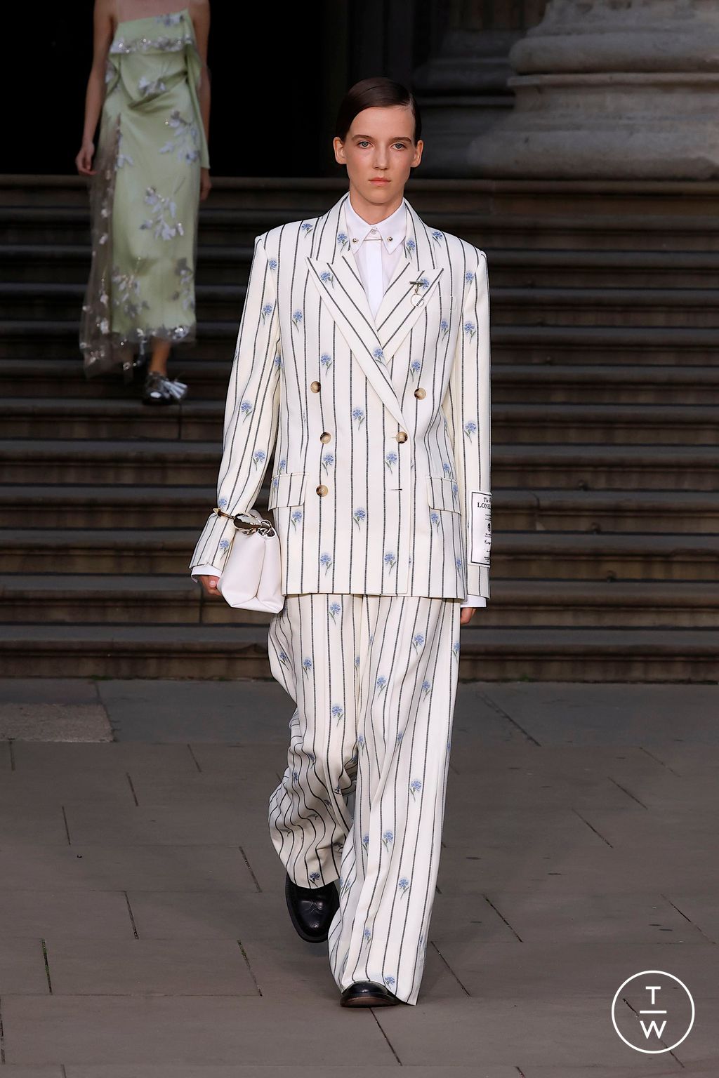 Fashion Week London Spring/Summer 2025 look 21 from the Erdem collection 女装