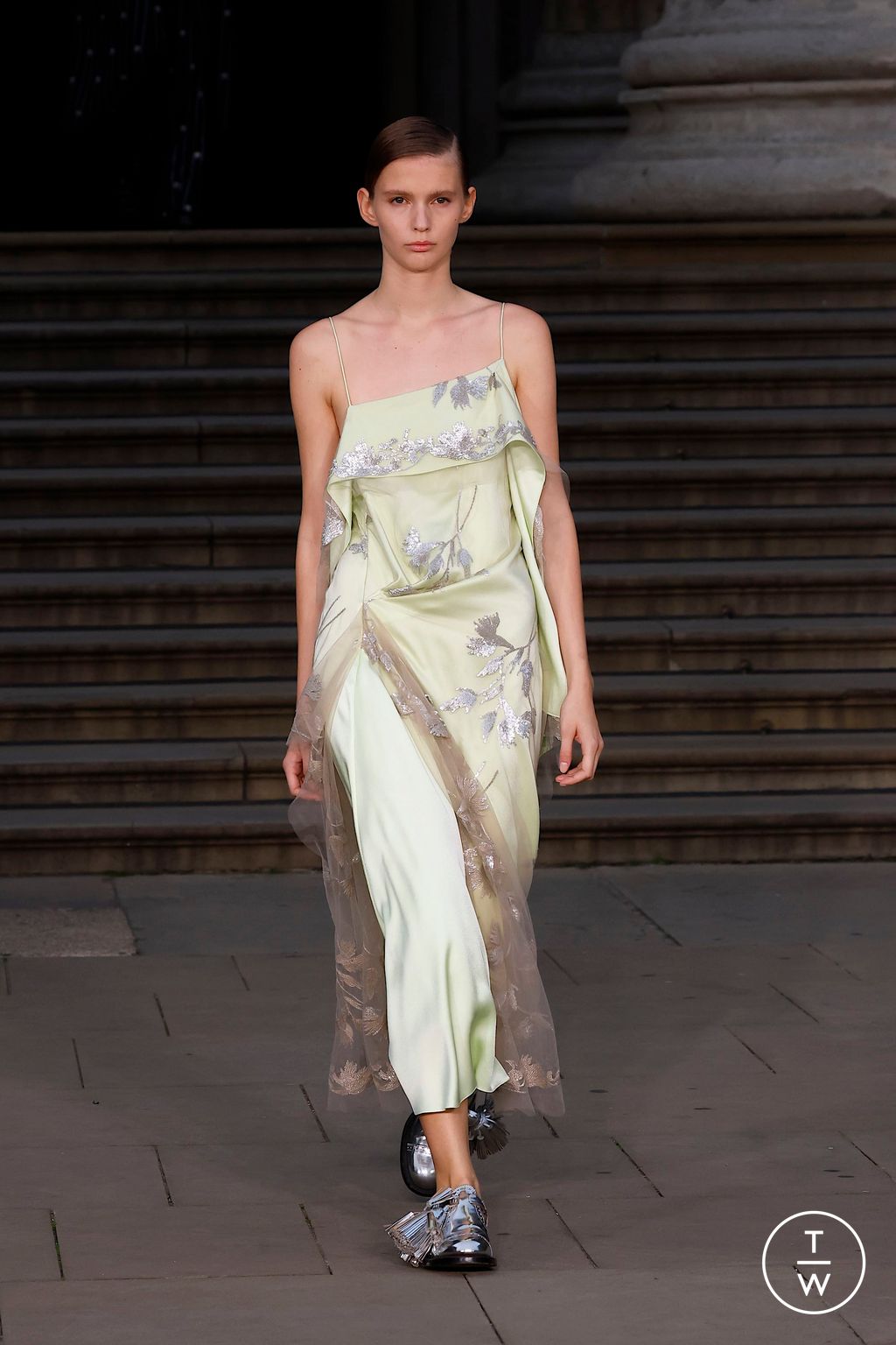 Fashion Week London Spring/Summer 2025 look 22 from the Erdem collection 女装