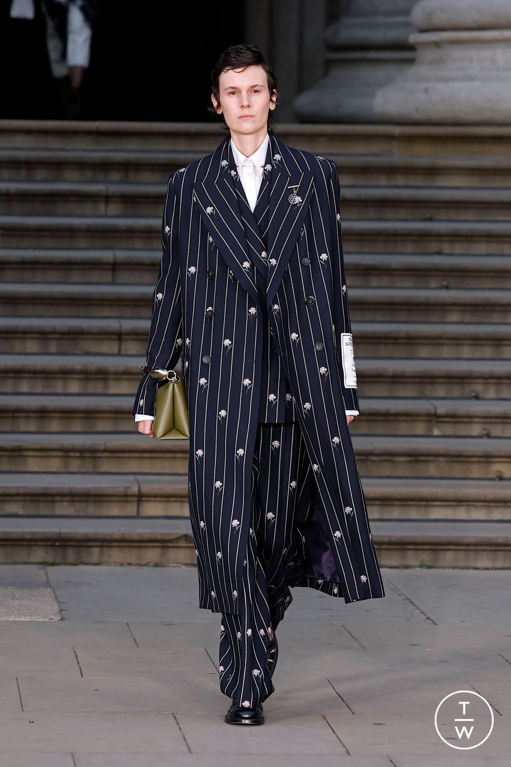 Fashion Week London Spring/Summer 2025 look 23 from the Erdem collection 女装