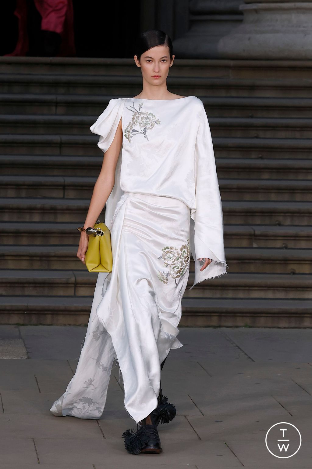 Fashion Week London Spring-Summer 2025 look 28 de la collection Erdem womenswear