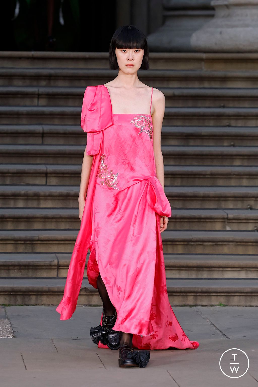 Fashion Week London Spring/Summer 2025 look 29 from the Erdem collection 女装