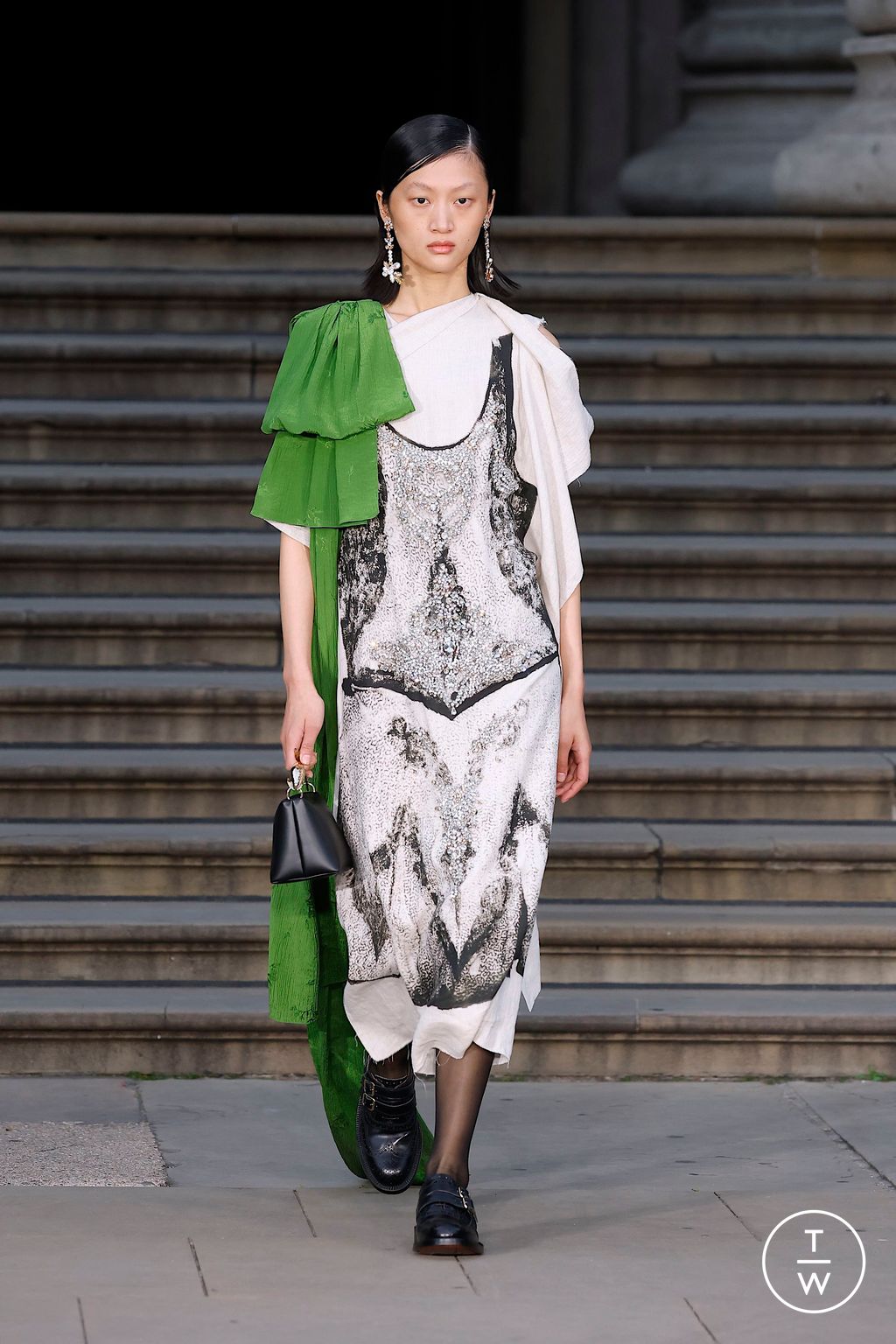 Fashion Week London Spring/Summer 2025 look 32 from the Erdem collection 女装