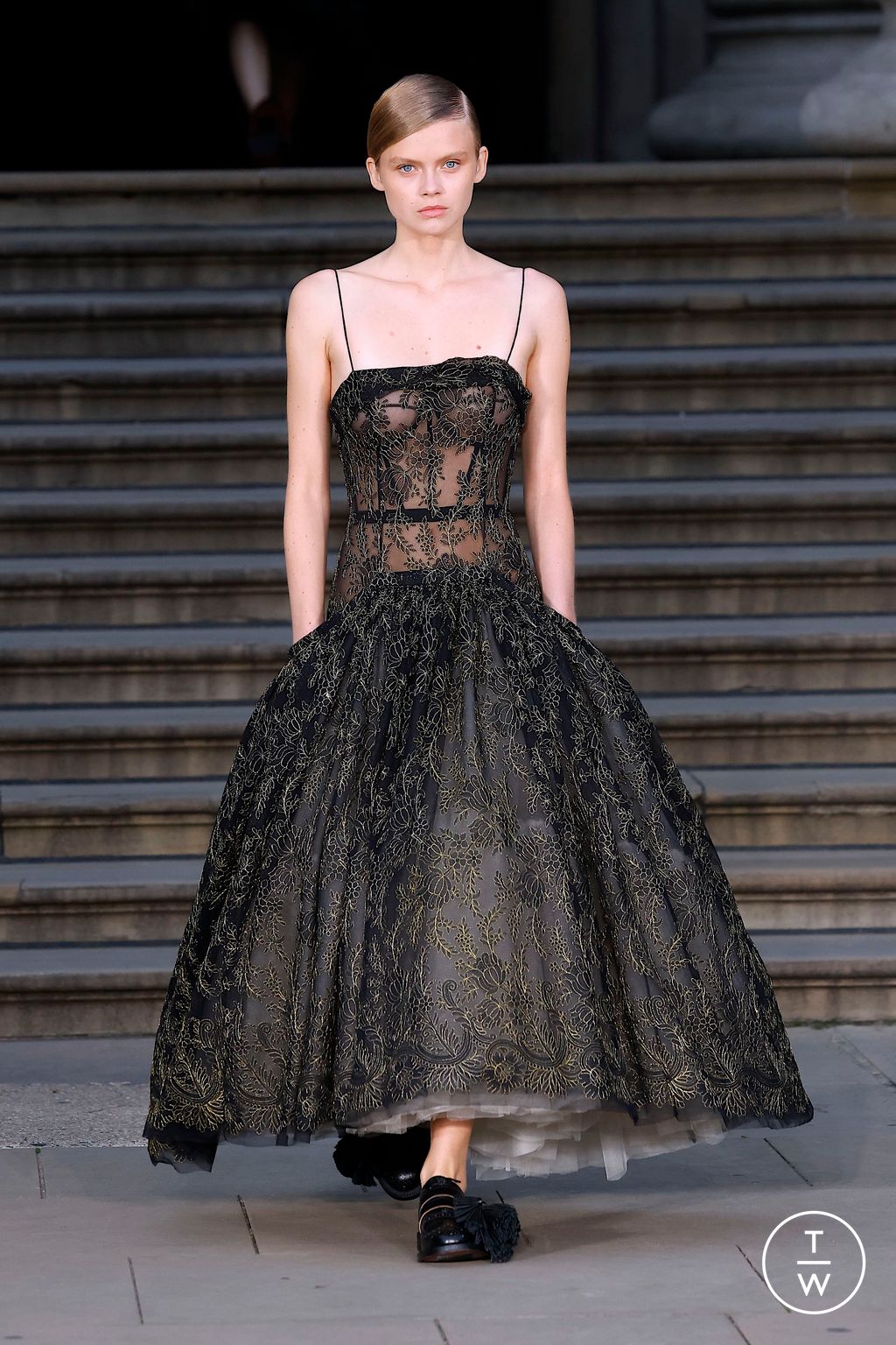 Fashion Week London Spring/Summer 2025 look 39 from the Erdem collection 女装