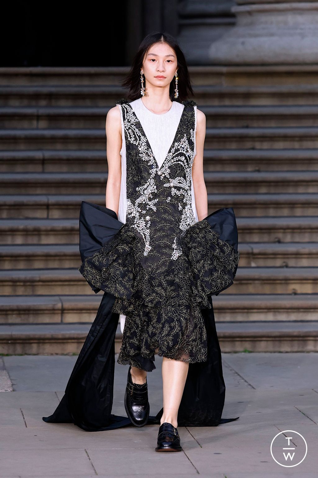 Fashion Week London Spring/Summer 2025 look 40 from the Erdem collection womenswear