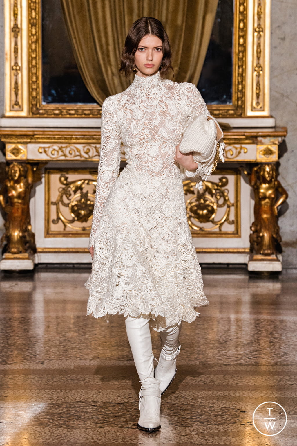 Fashion Week Milan Fall/Winter 2021 look 1 from the Ermanno Scervino collection 女装