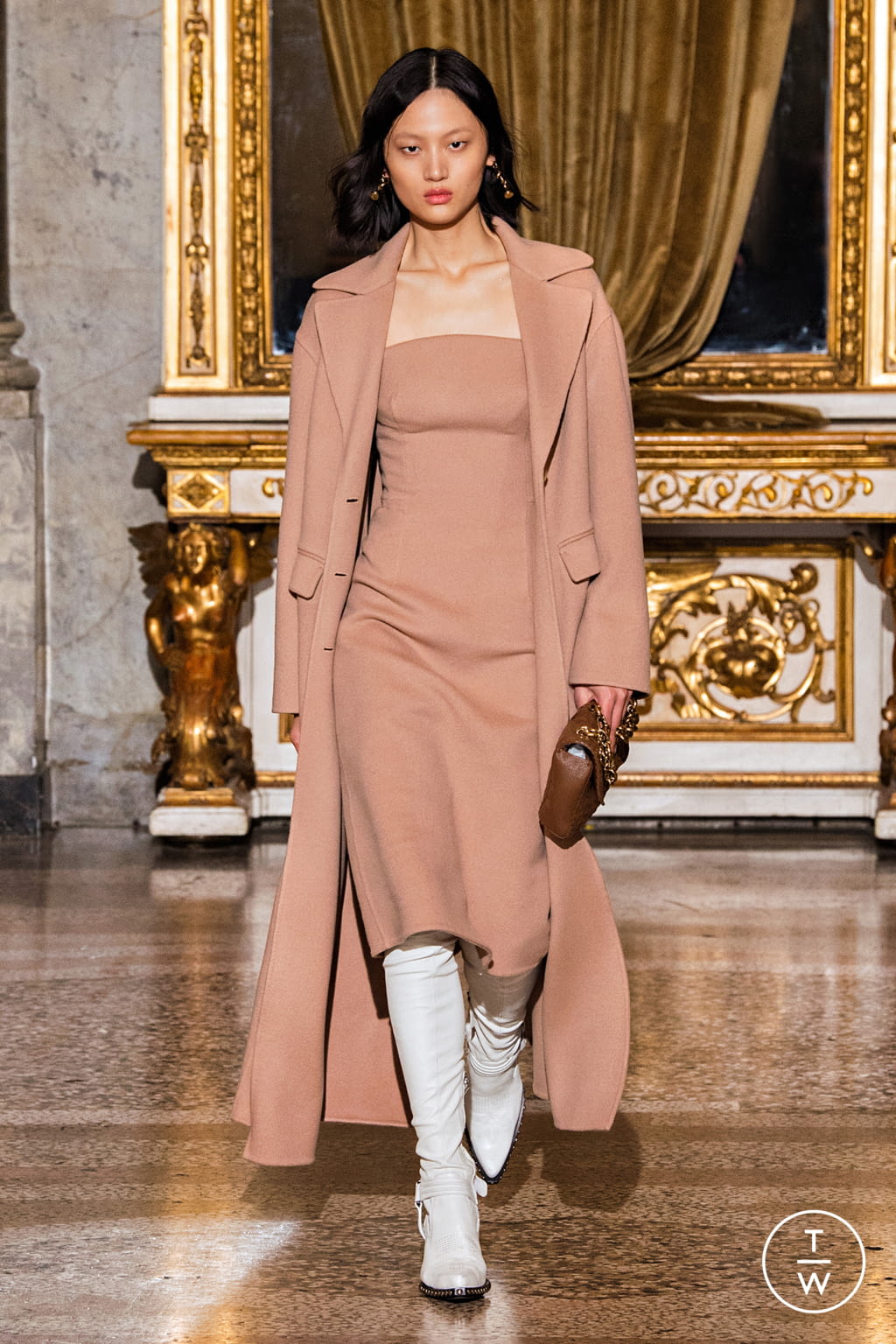 Fashion Week Milan Fall/Winter 2021 look 2 de la collection Ermanno Scervino womenswear