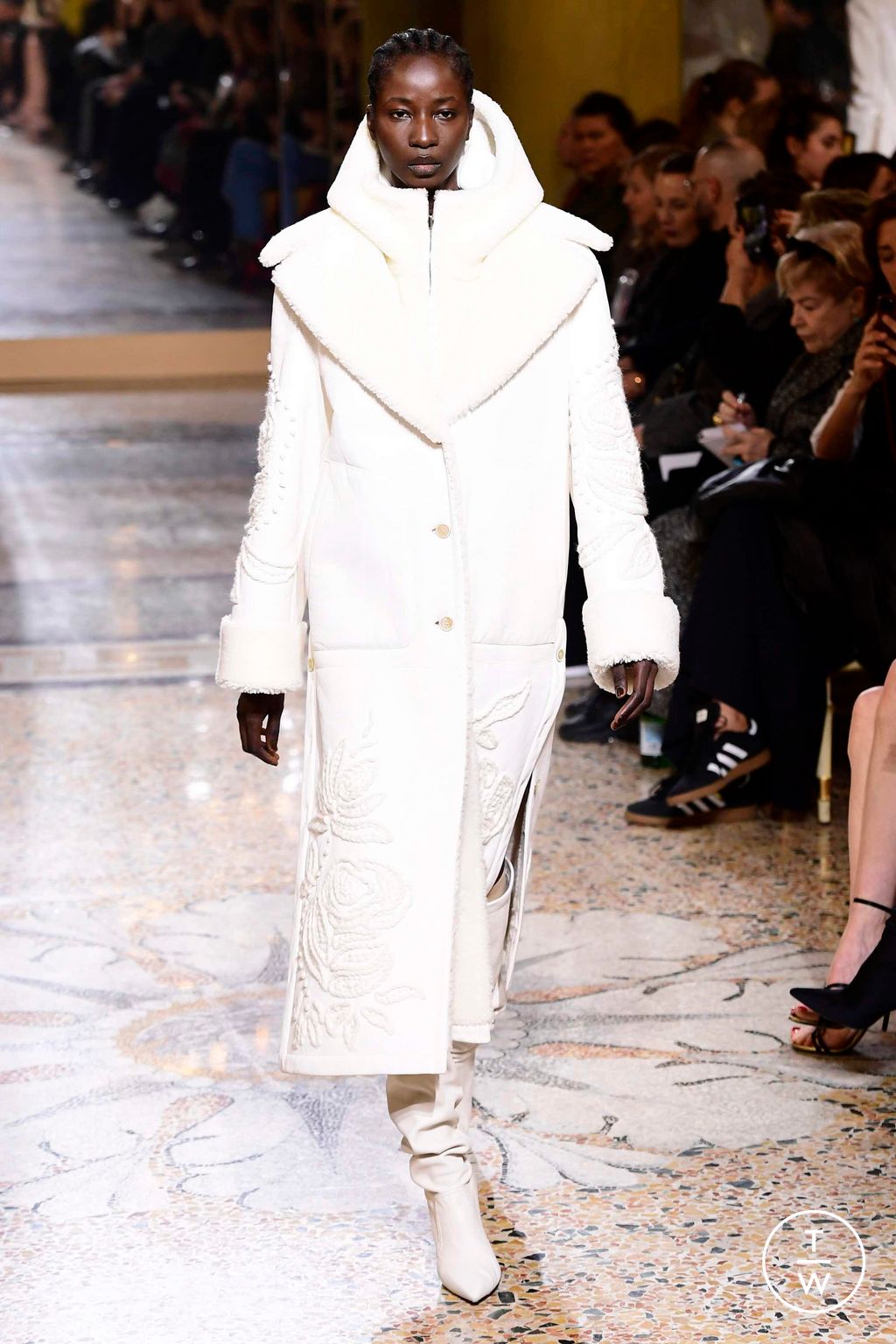 Fashion Week Milan Fall/Winter 2023 look 2 from the Ermanno Scervino collection 女装