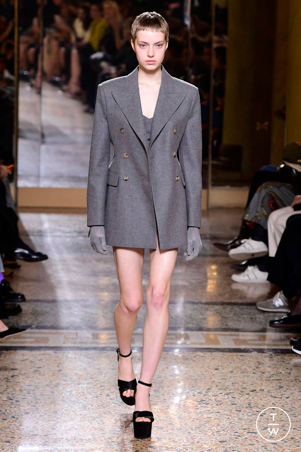 Fashion Week Milan Fall/Winter 2023 look 19 from the Ermanno Scervino collection 女装