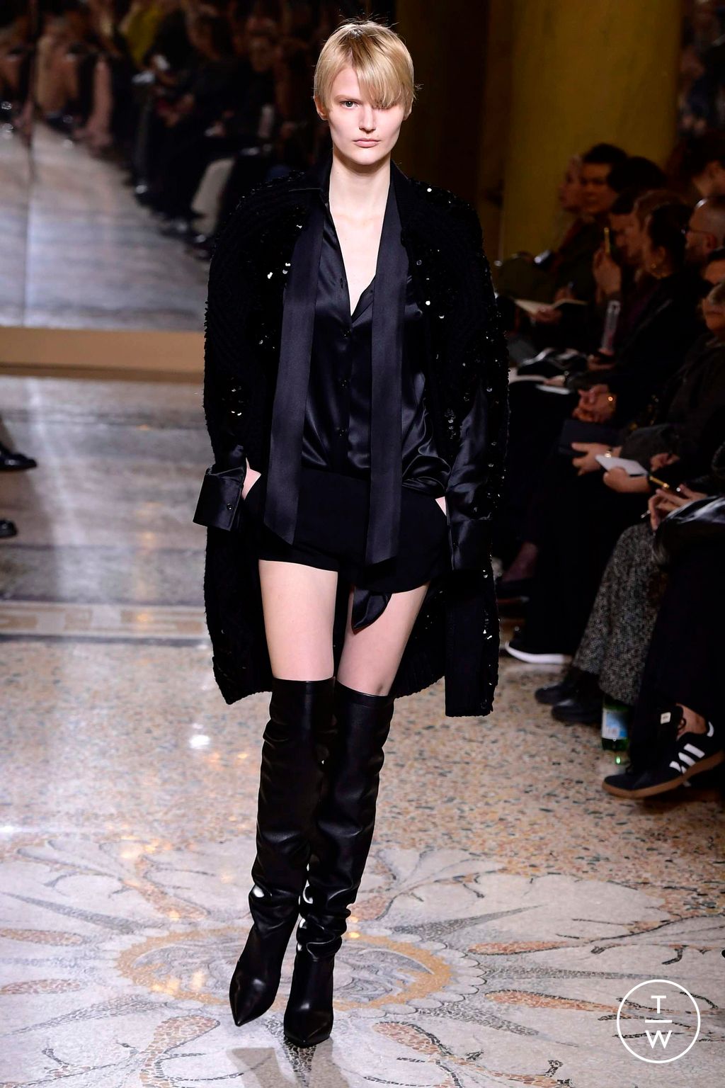 Fashion Week Milan Fall/Winter 2023 look 43 from the Ermanno Scervino collection 女装