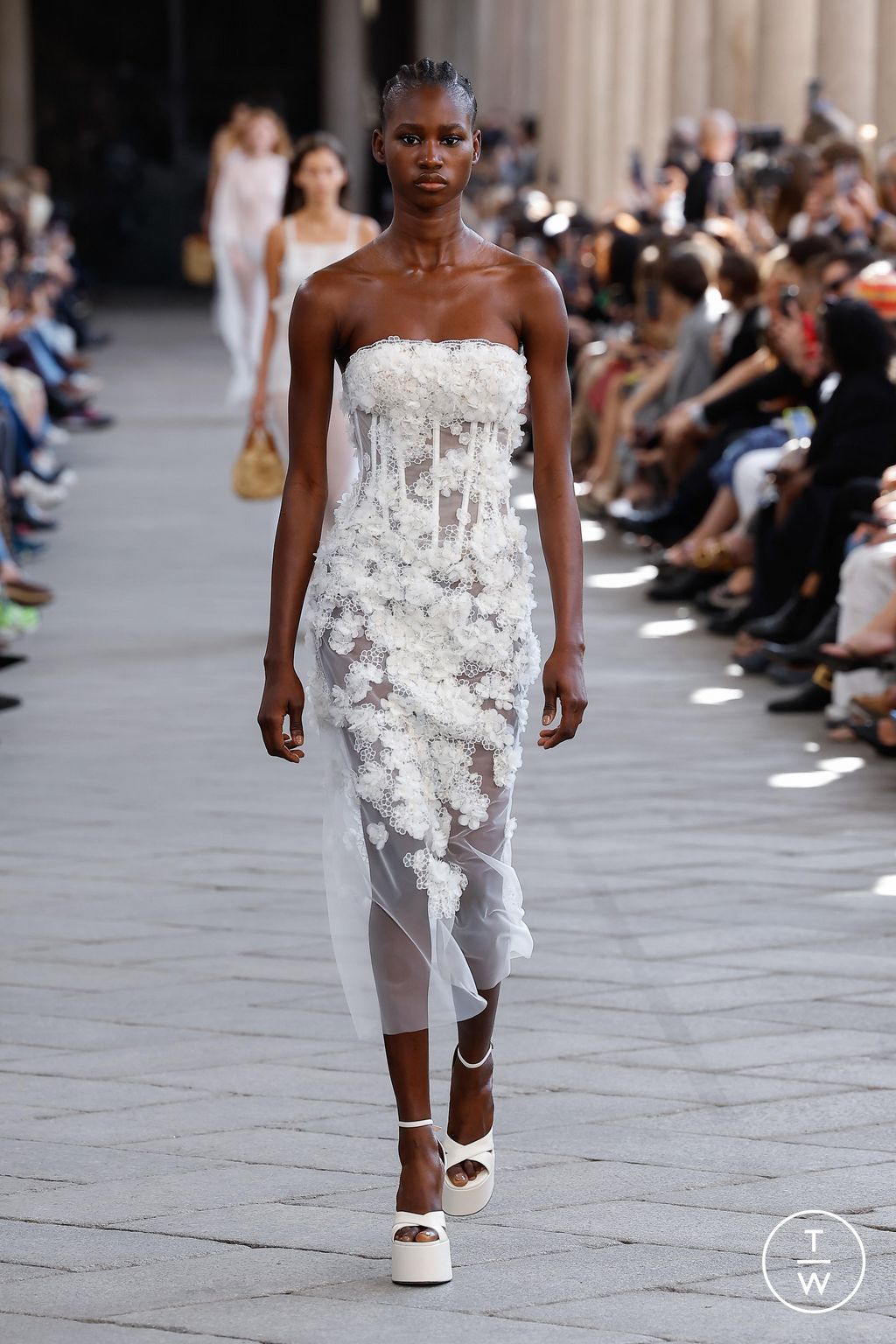 Fashion Week Milan Spring/Summer 2024 look 1 de la collection Ermanno Scervino womenswear
