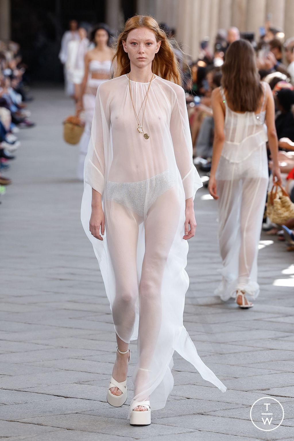 Fashion Week Milan Spring/Summer 2024 look 3 de la collection Ermanno Scervino womenswear