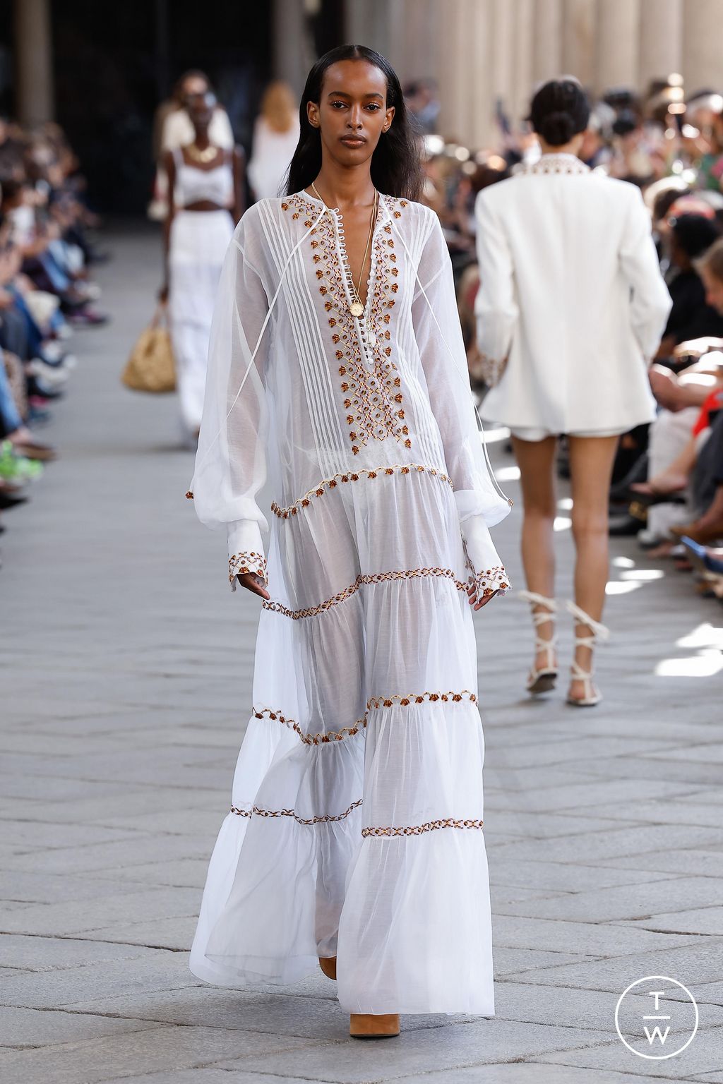 Fashion Week Milan Spring/Summer 2024 look 6 de la collection Ermanno Scervino womenswear