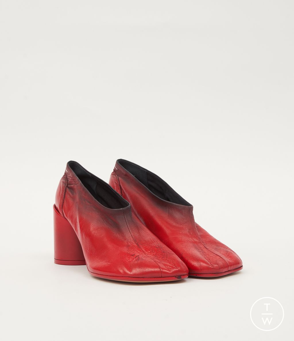 Fashion Week Milan Fall/Winter 2025 look 1 from the MM6 Maison Margiela collection womenswear accessories