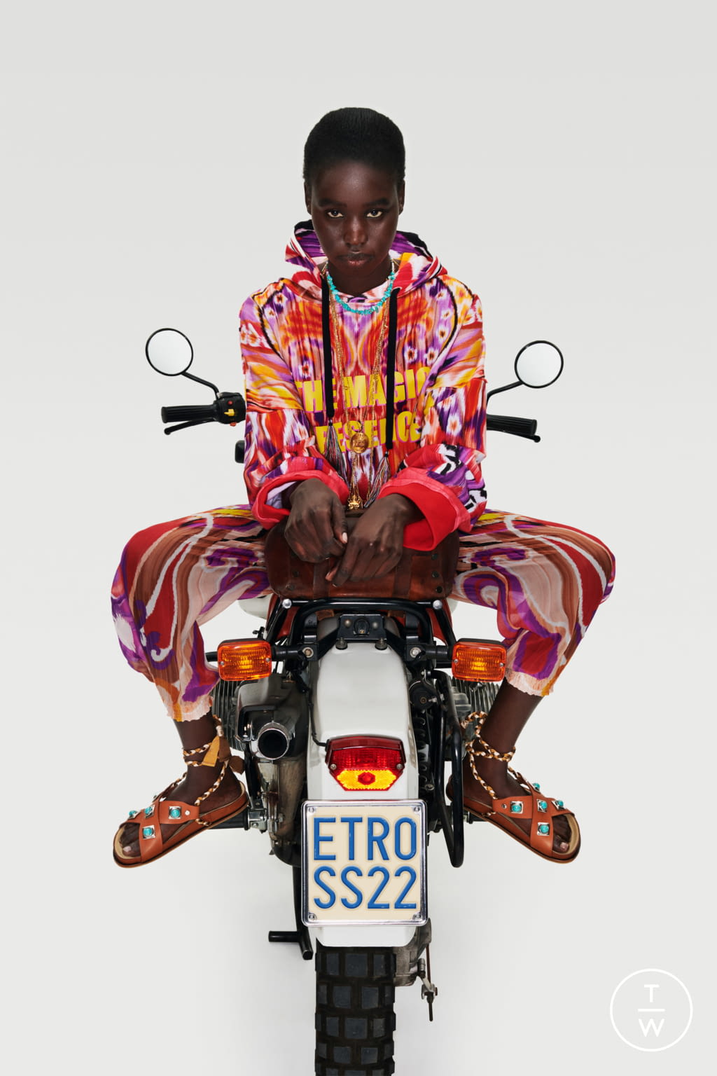 Fashion Week Milan Resort 2022 look 30 from the Etro collection 女装
