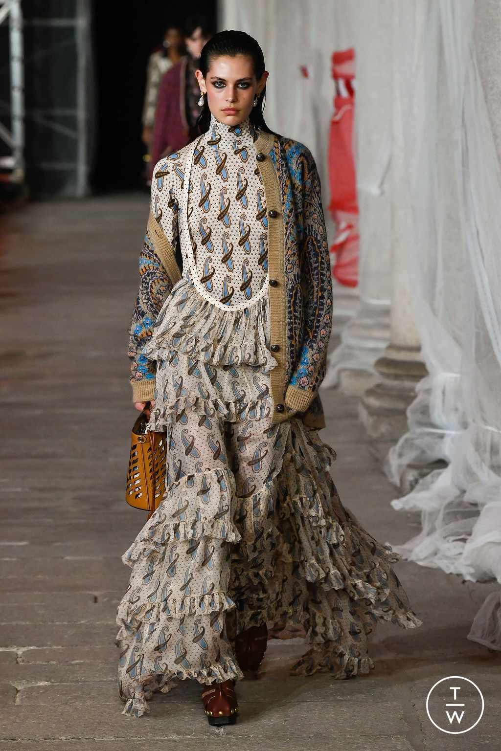 Fashion Week Milan Fall/Winter 2023 look 12 from the Etro collection 女装