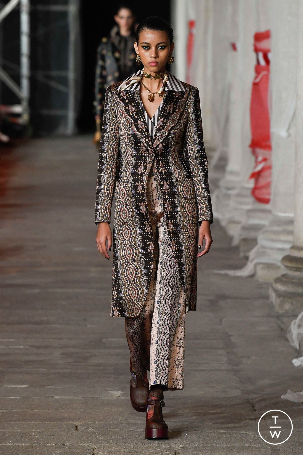 Fashion Week Milan Fall/Winter 2023 look 16 from the Etro collection 女装