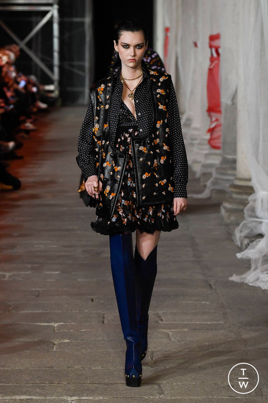 Fashion Week Milan Fall/Winter 2023 look 19 from the Etro collection 女装