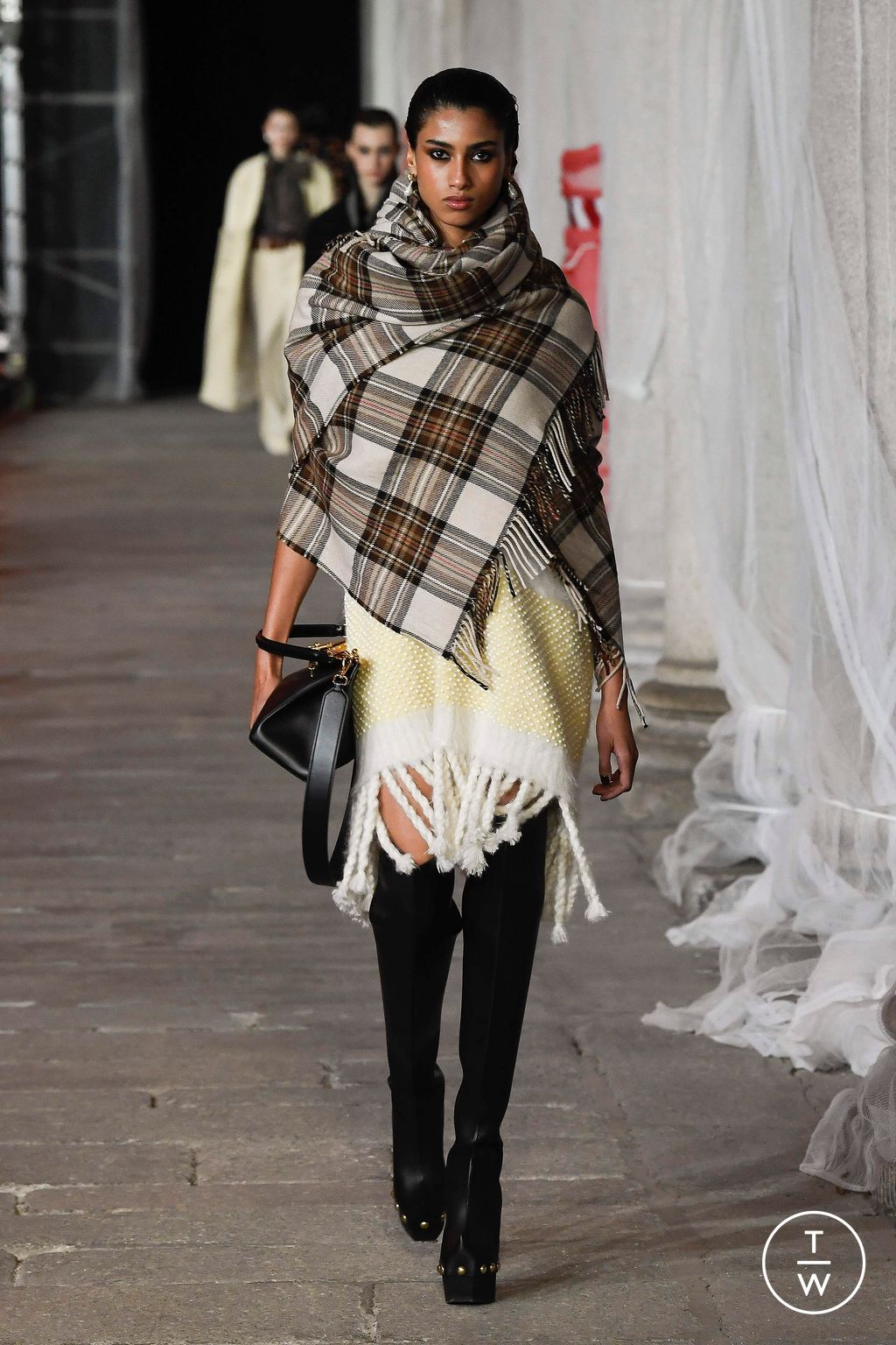 Fashion Week Milan Fall/Winter 2023 look 28 from the Etro collection womenswear
