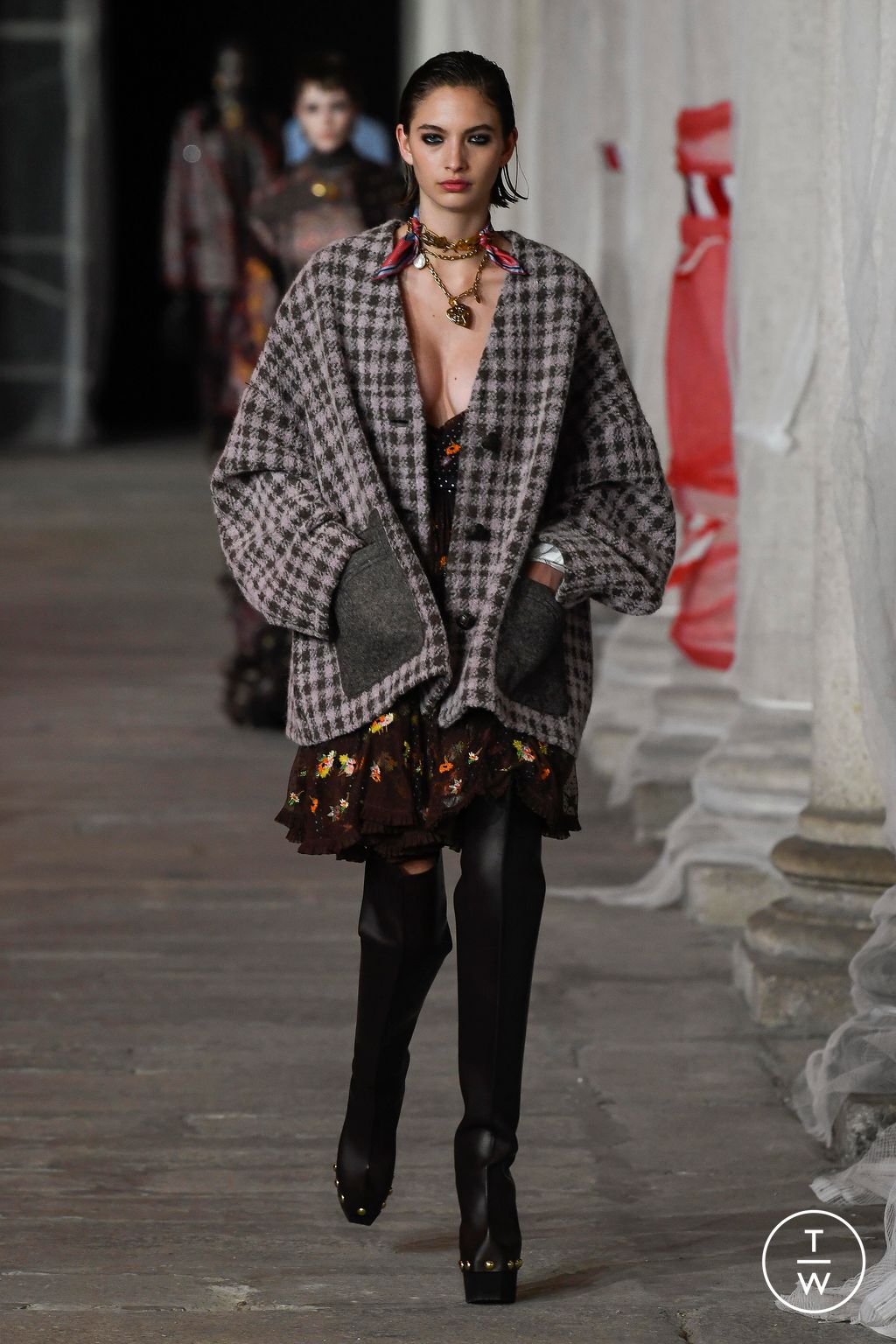 Fashion Week Milan Fall/Winter 2023 look 34 from the Etro collection 女装