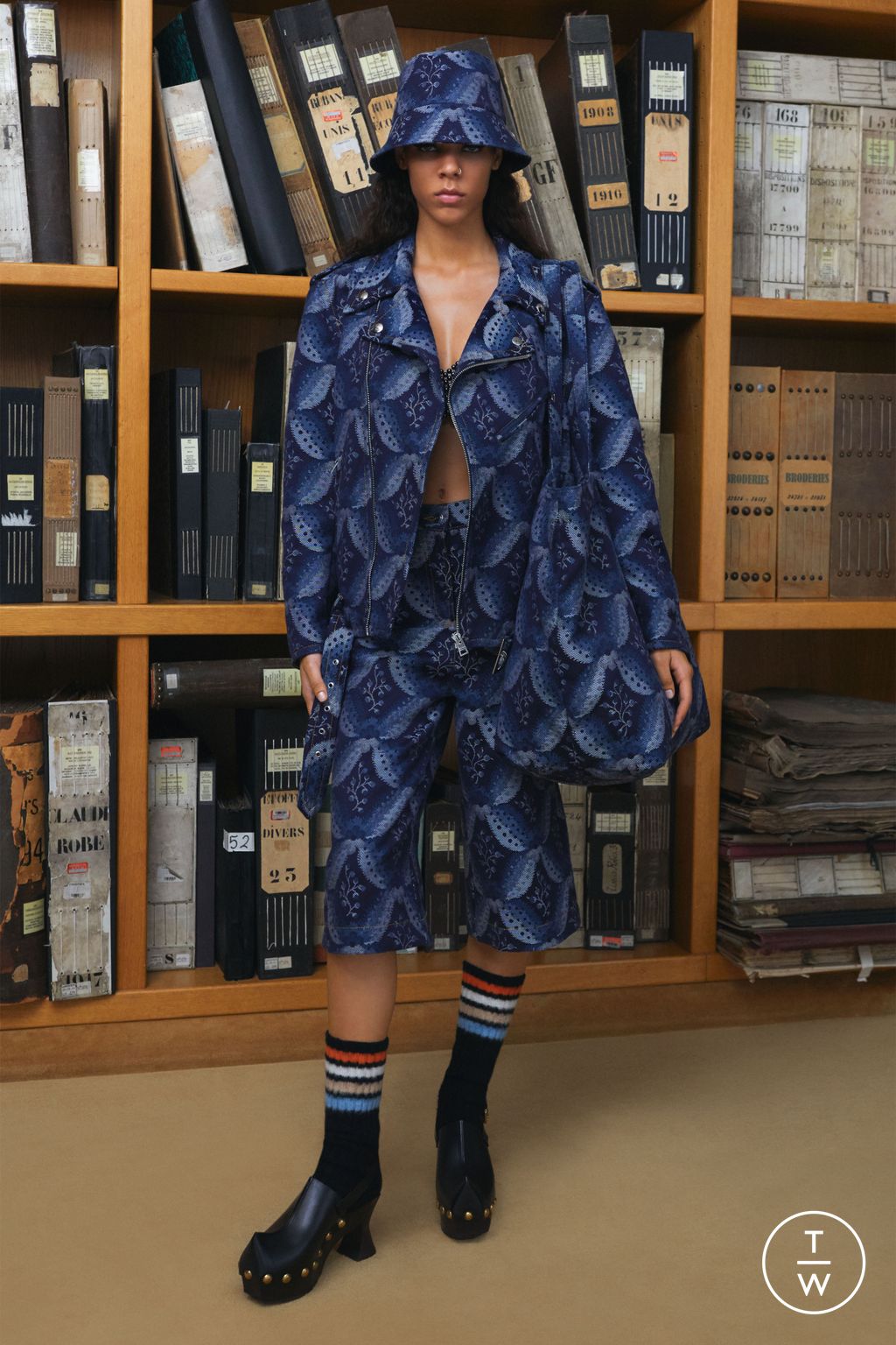 Fashion Week Milan Pre-Fall 2023 look 30 from the Etro collection 女装
