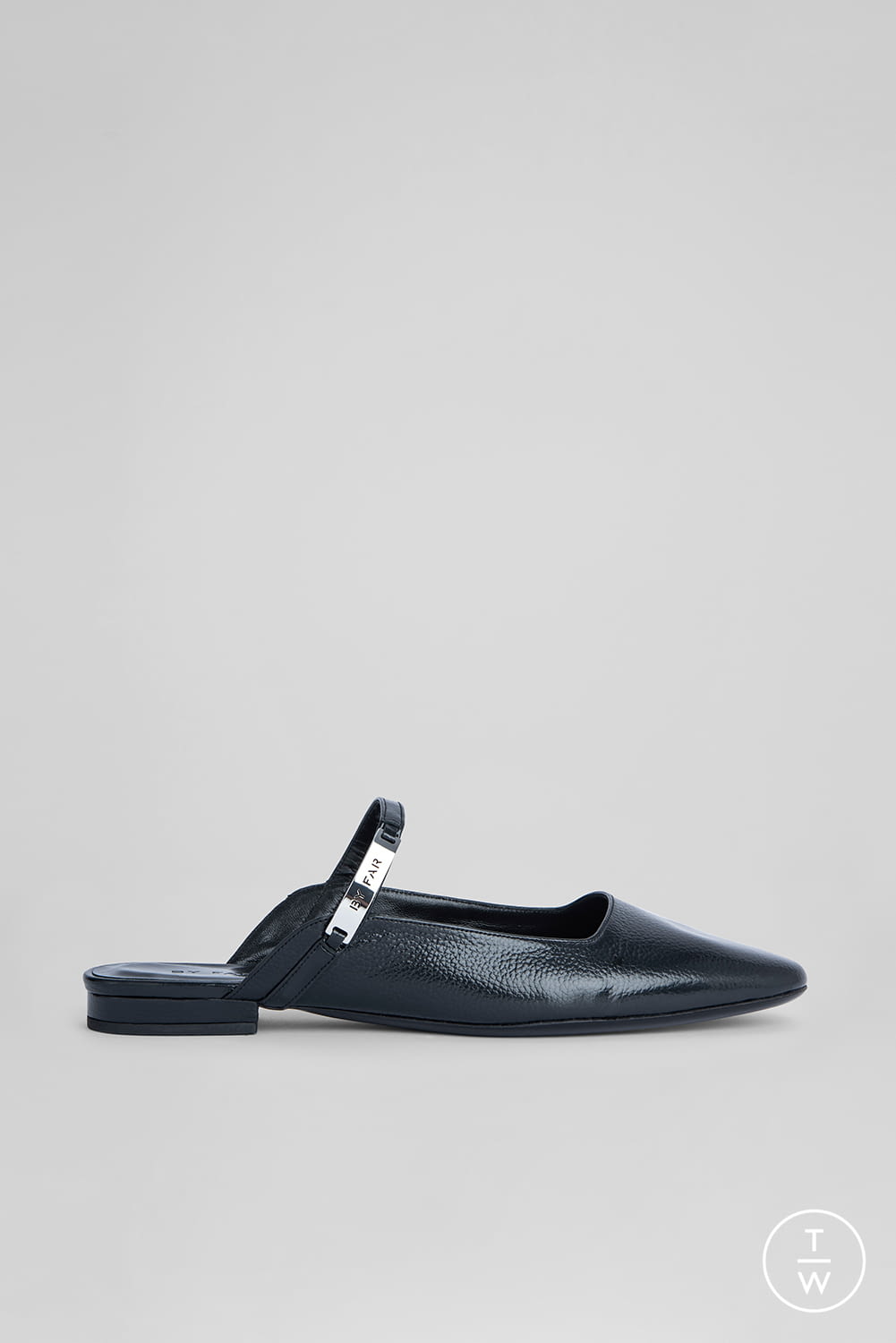 Fashion Week Paris Resort 2022 look 61 de la collection By Far womenswear accessories