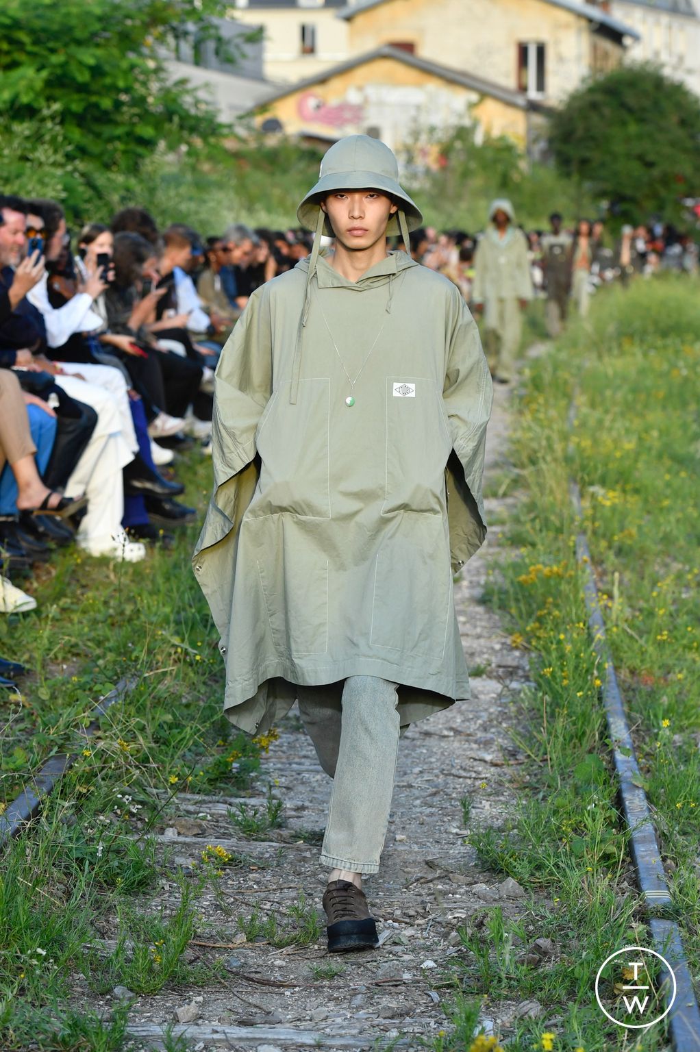 Fashion Week Paris Spring/Summer 2023 look 16 from the Études collection 男装