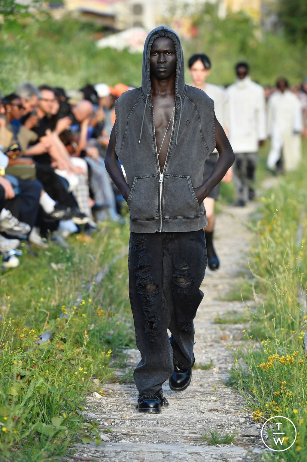 Fashion Week Paris Spring/Summer 2023 look 24 from the Études collection 男装