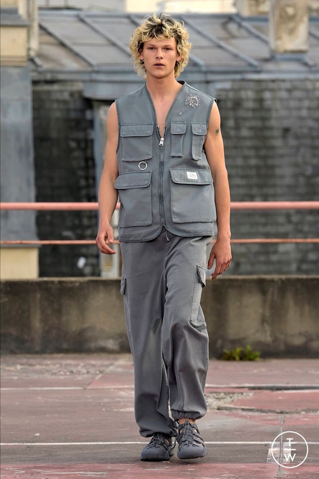 Fashion Week Paris Spring/Summer 2024 look 13 de la collection Études Studio menswear