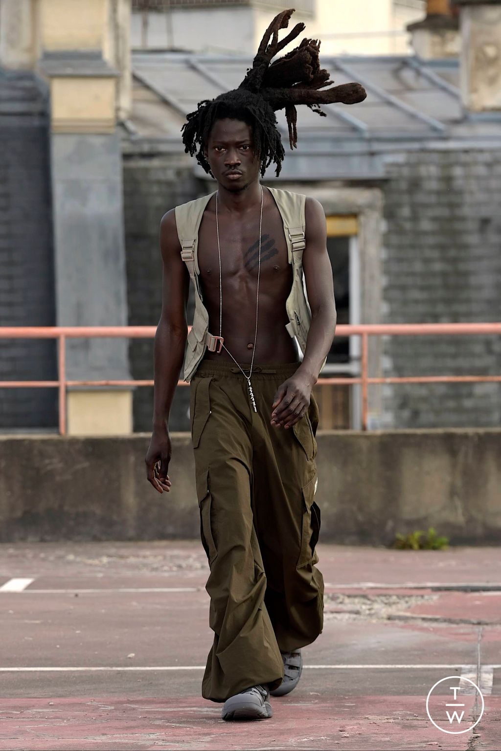 Fashion Week Paris Spring/Summer 2024 look 14 de la collection Études menswear