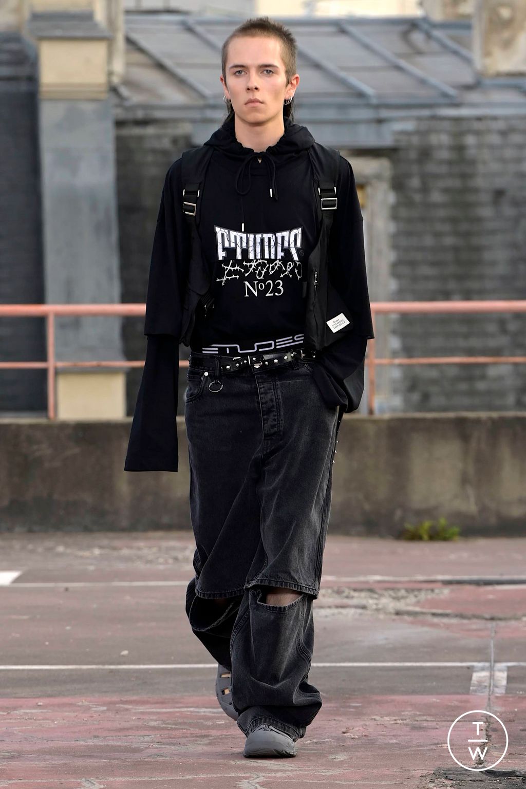 Fashion Week Paris Spring/Summer 2024 look 29 from the Études collection menswear