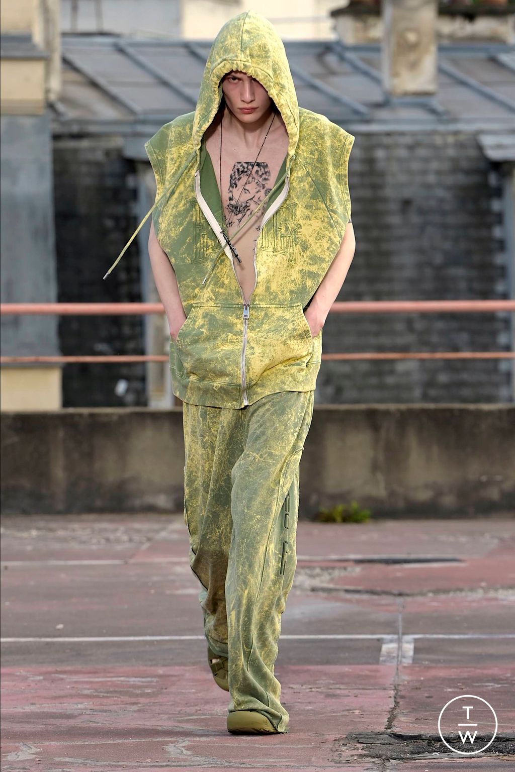 Fashion Week Paris Spring/Summer 2024 look 44 de la collection Études Studio menswear