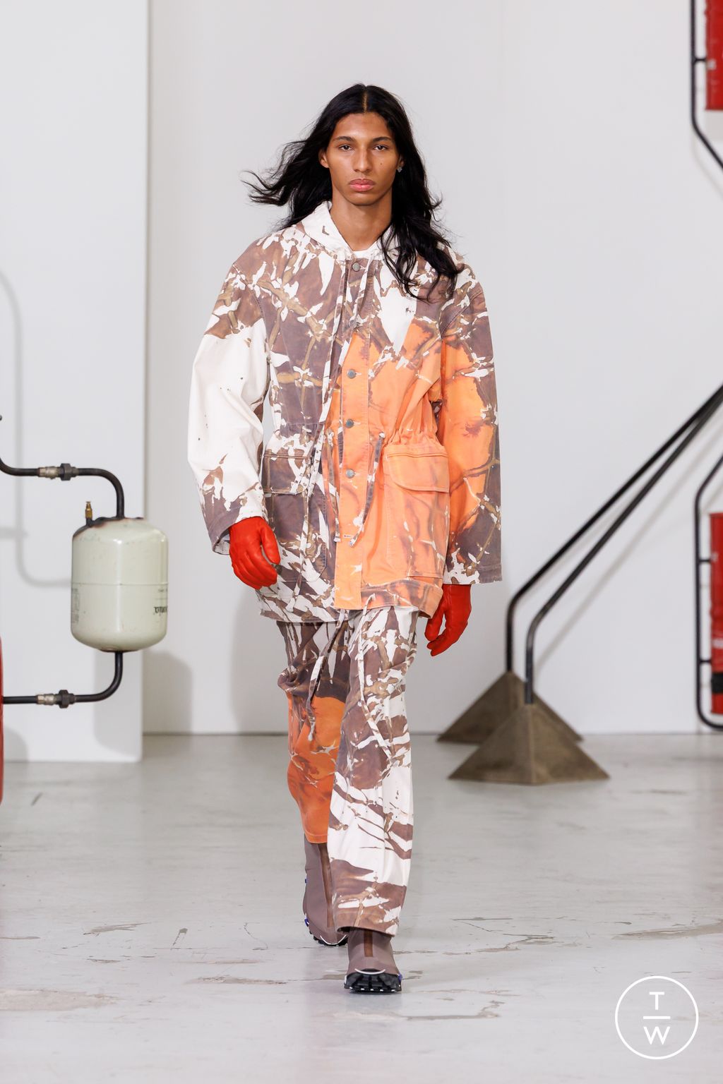 Fashion Week Paris Spring/Summer 2026 look 17 de la collection Études Studio menswear