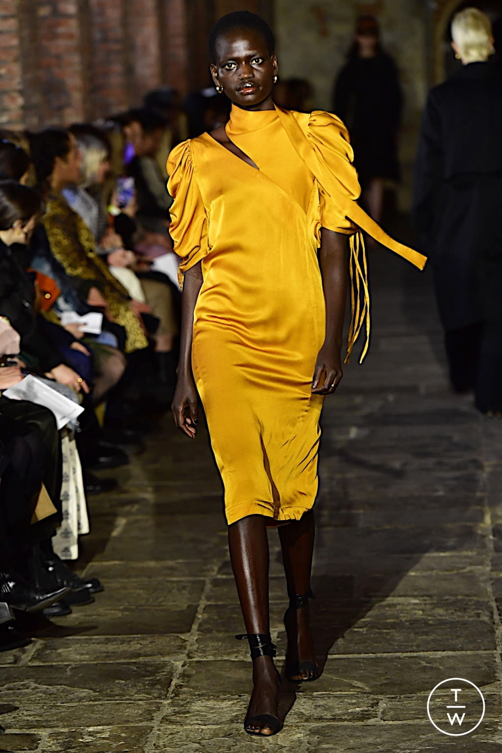 Fashion Week London Fall/Winter 2022 look 12 from the Eudon Choi collection womenswear