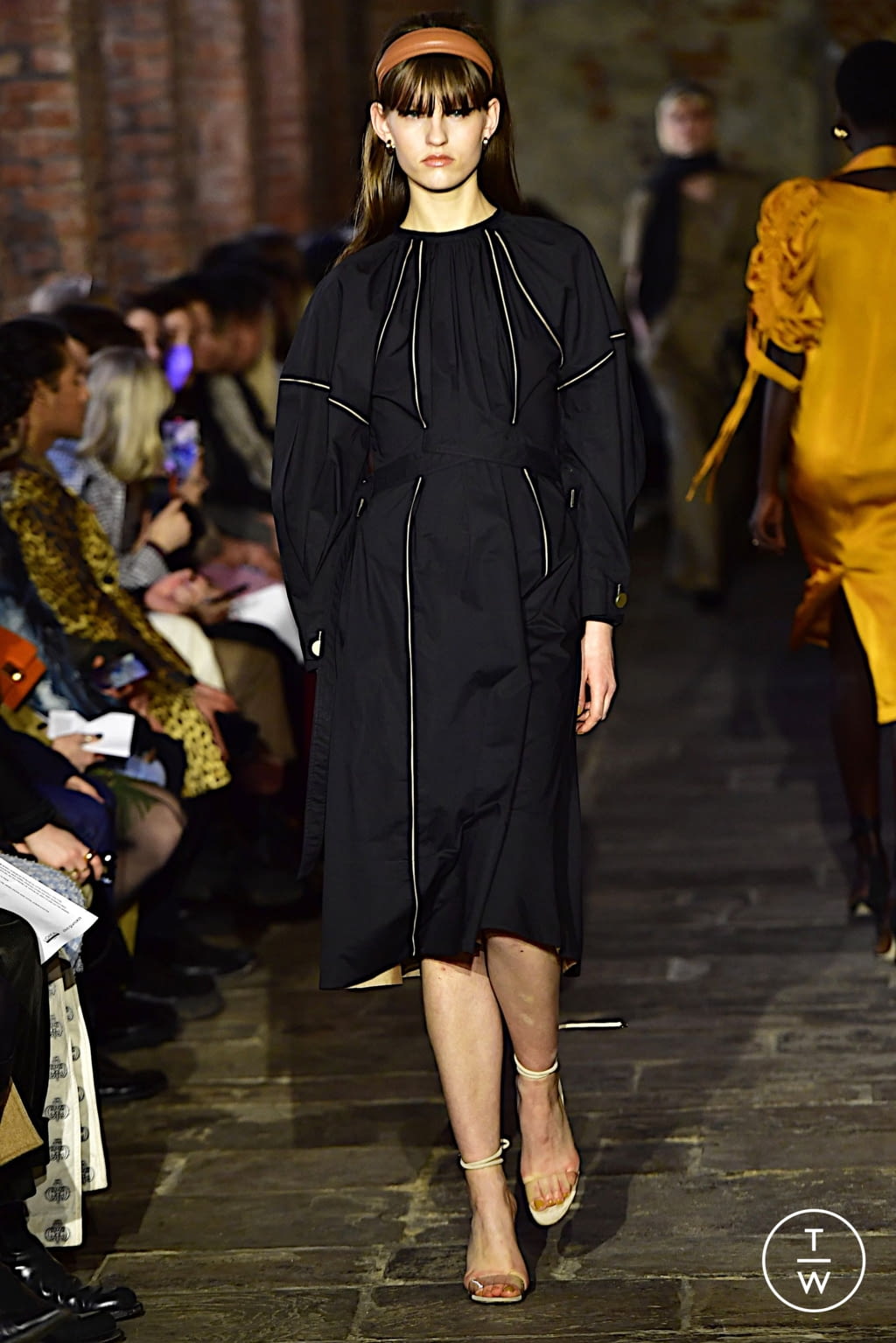 Fashion Week London Fall/Winter 2022 look 13 from the Eudon Choi collection 女装